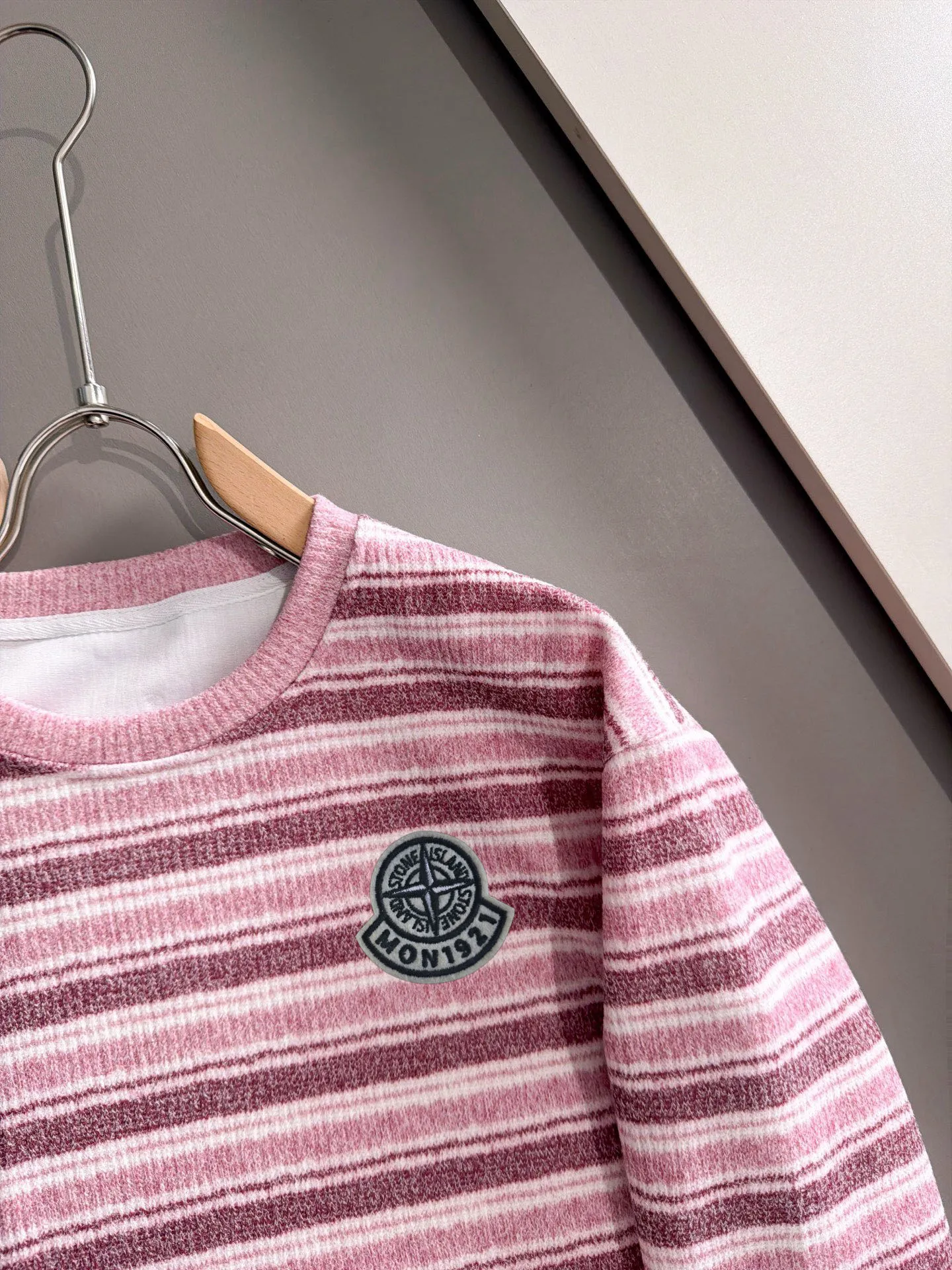 Mengkou Shitou Island co-branded 2026 long-sleeved sweatshirts for men and women Same Style. Many stars have the same style, the top original version. Feel free to compare🆚The fabric is custom-made and dyed, lightly sprayed and distressed. The fabric, material and details are consistent with the original version. Special cotton and linen fabrics are used. The cost of the fabric is extremely expensive. It is twice as expensive as pure cotton materials. No expense is spared just to do better. Three standards are complete. The comparison between non-market products and my fabrics is very different. Only the top version is made! Size: M-3XL